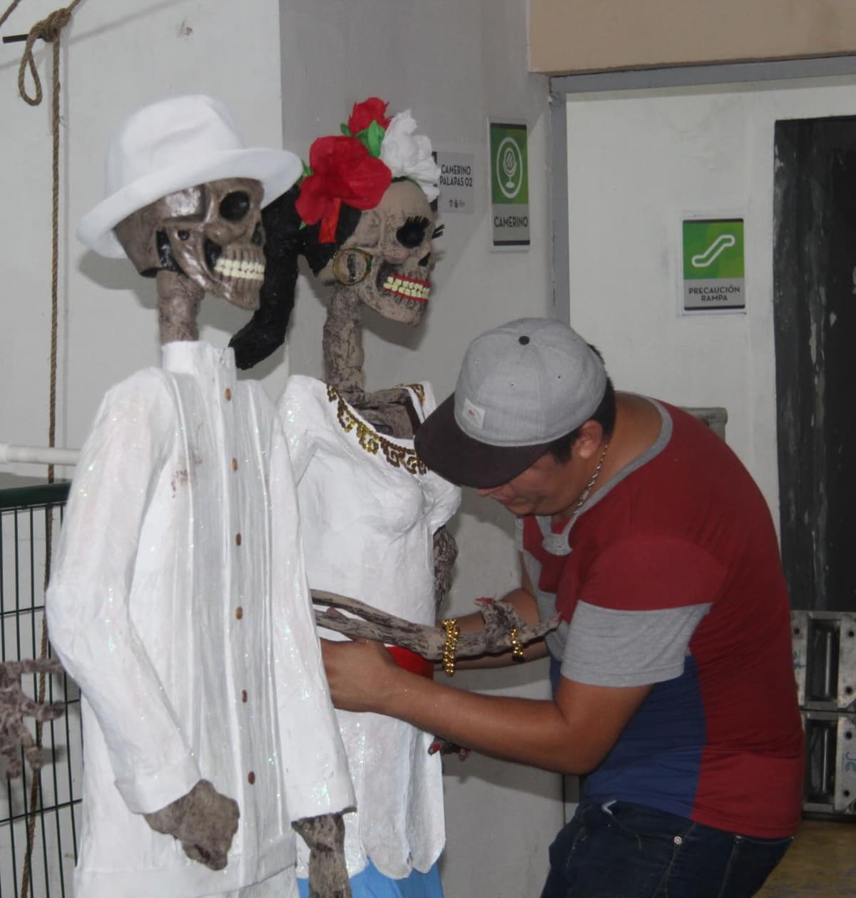 Reclusos elaboran 12 catrinas de tamaño real para el Día de Muertos en Las Palapas