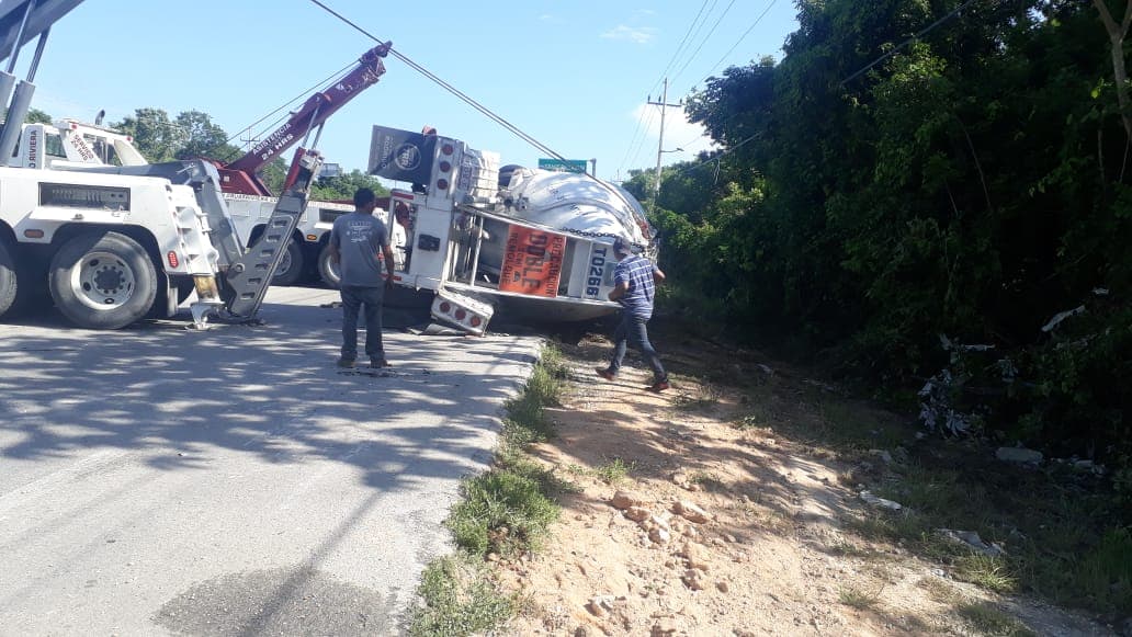 Vuelca revolvedora de cemento en carretera Playa del Carmen-Tulum
