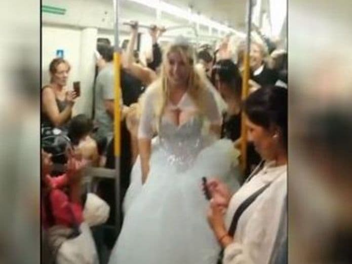 (Video) Recién casados arman "pachangón" en el metro