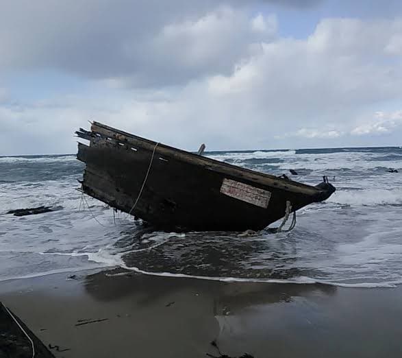 Llega barco 'fantasma' con cabezas decapitadas y huesos humanos a una playa