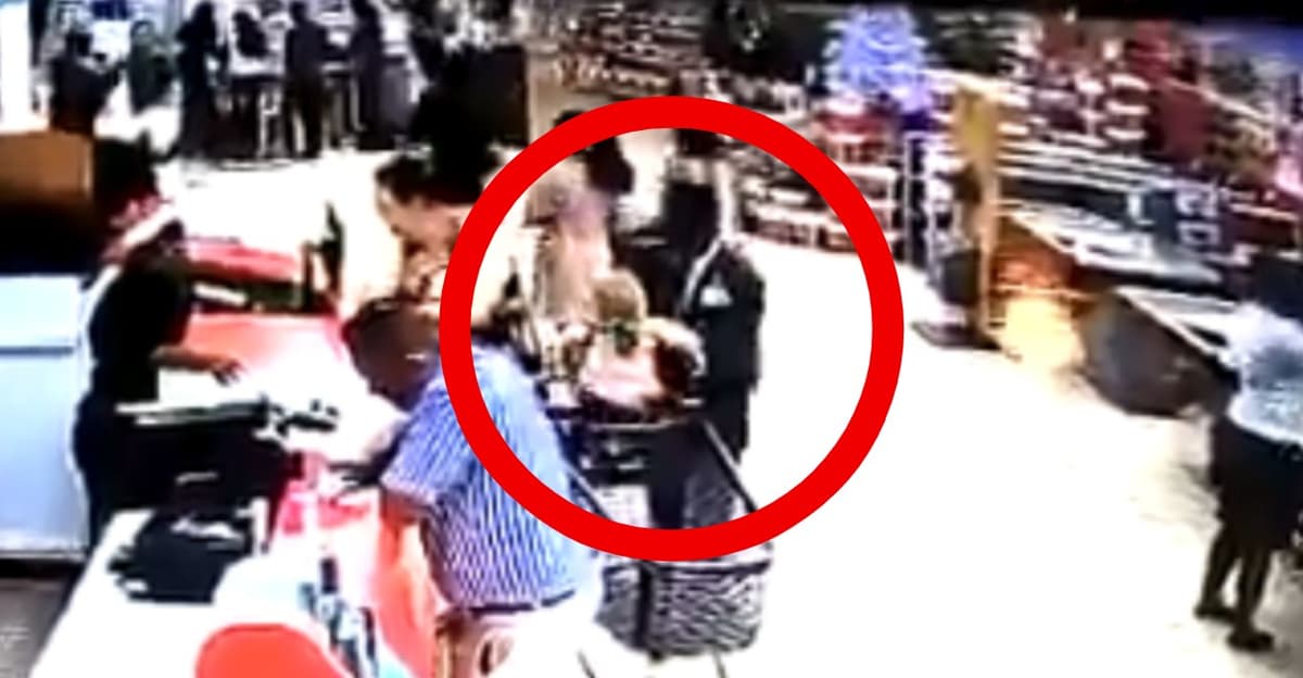 Aprovechan descuido de abuelita y le roba al niño dentro del supermercado