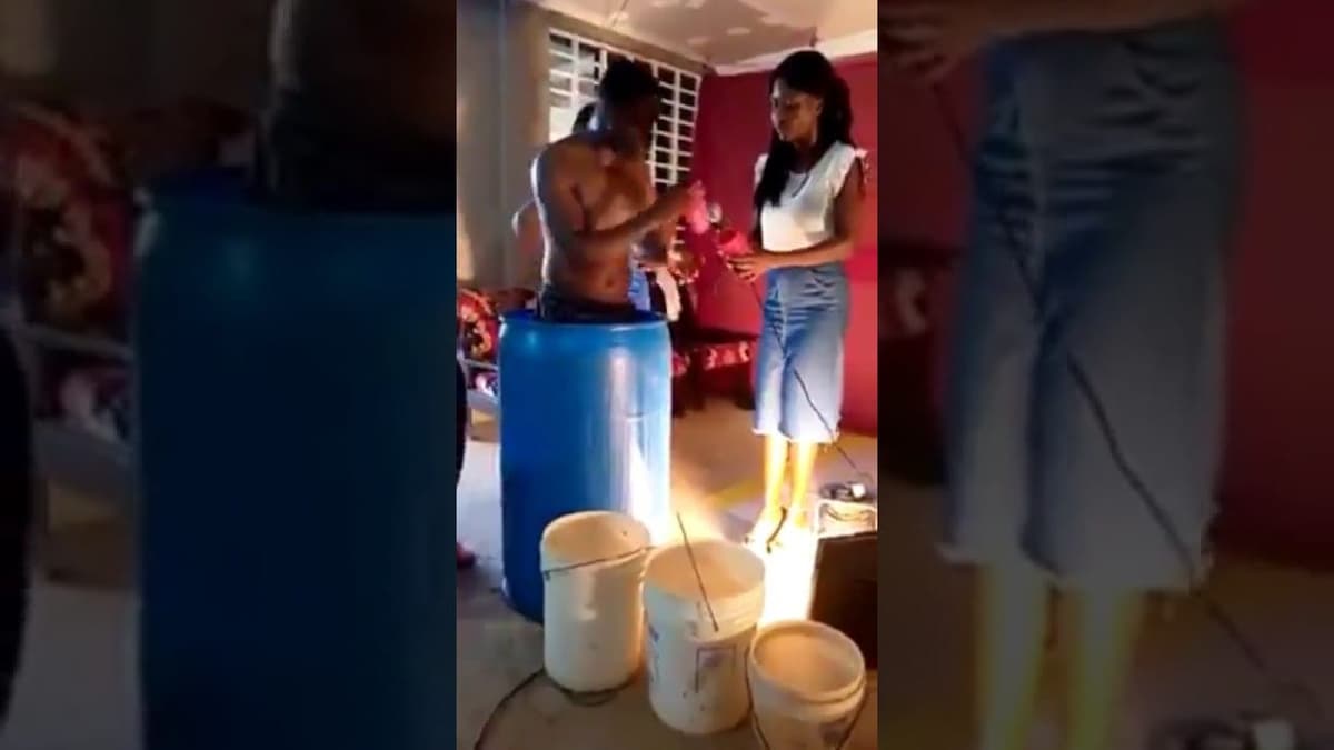 Fieles beben agua con la que se baña su pastor