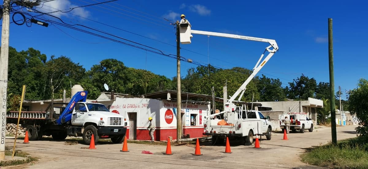 Reemplazan postes en mal estado en zona maya