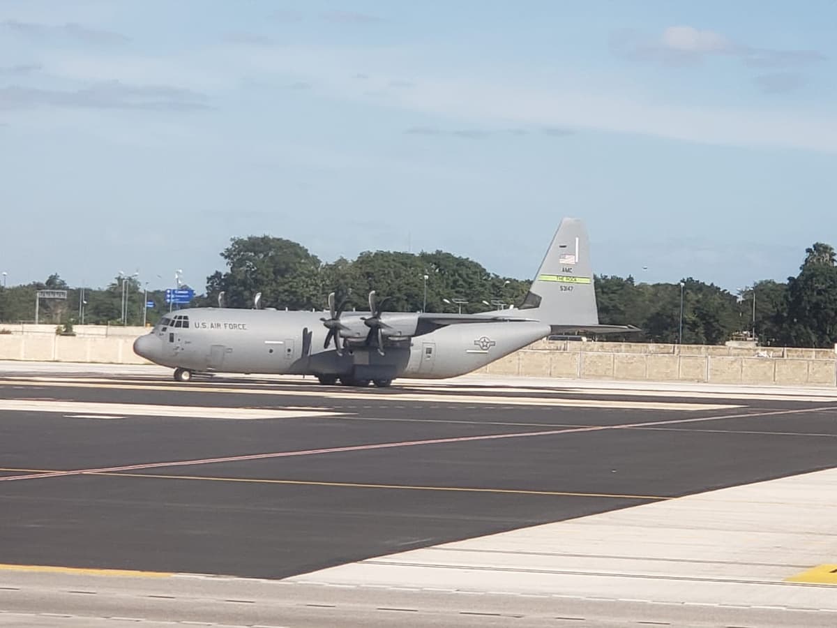 Aterriza de emergencia avión de Air Force de EU en Cancún