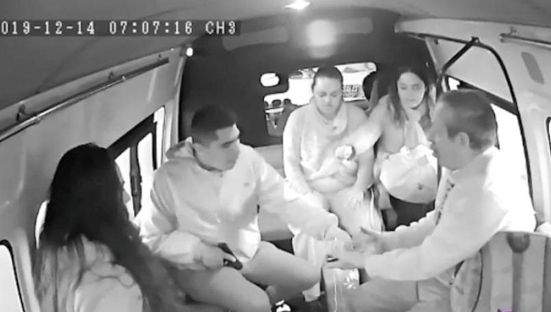 Estudiante pide que no le roben su mochila durante asalto