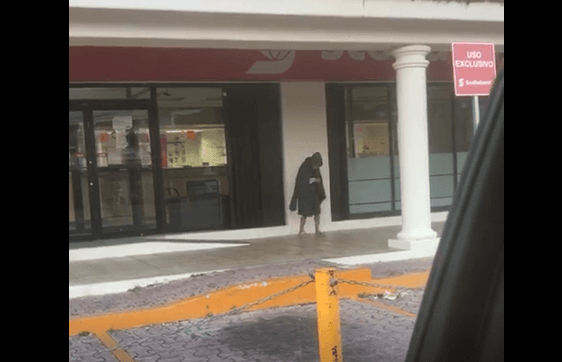 Captan a viejita indigente de Playa del Carmen congelada por el frío