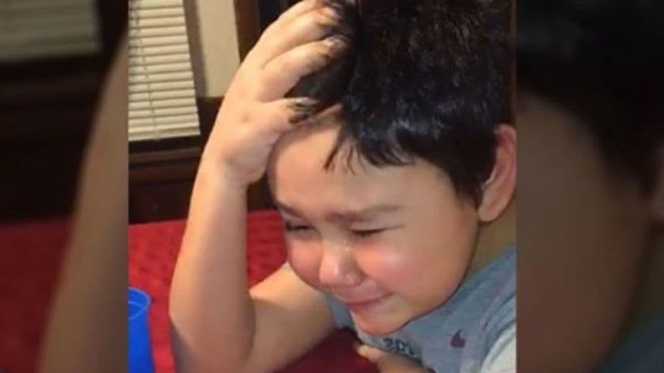Video: Niño rompe en llanto al tomar la última pastilla de quimioterapia