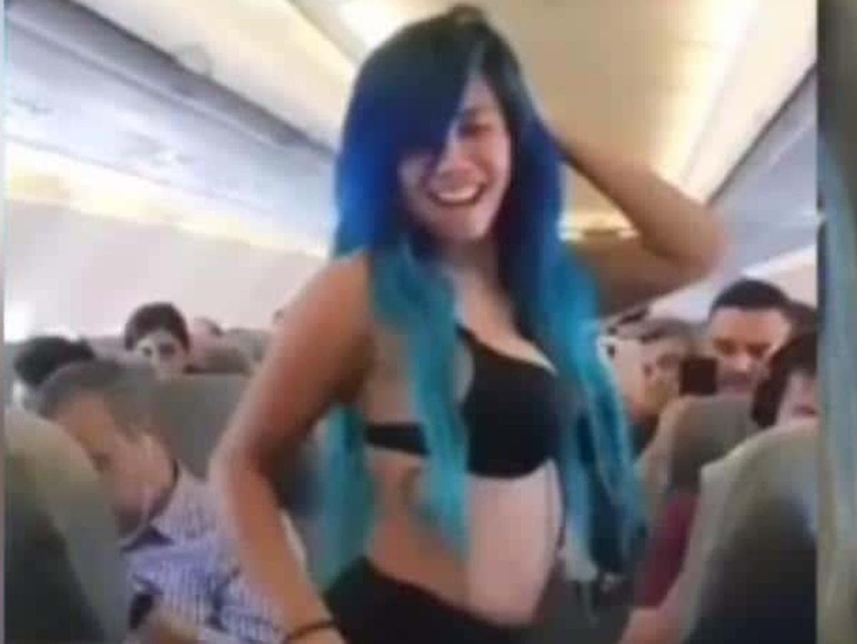 La exótica Luna Bella 'perrea' en topless durante vuelo a CDMX y se hace viral