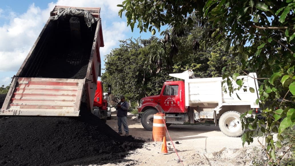 Volqueteros bloquean obra por deuda de casi 2 mdp en Cozumel