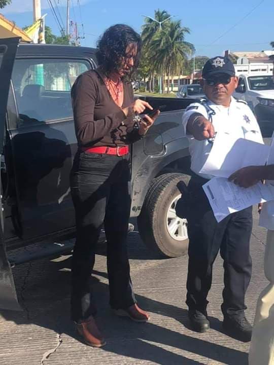 Choca diputada en lujosa camioneta por estar hablando por celular en Chetumal