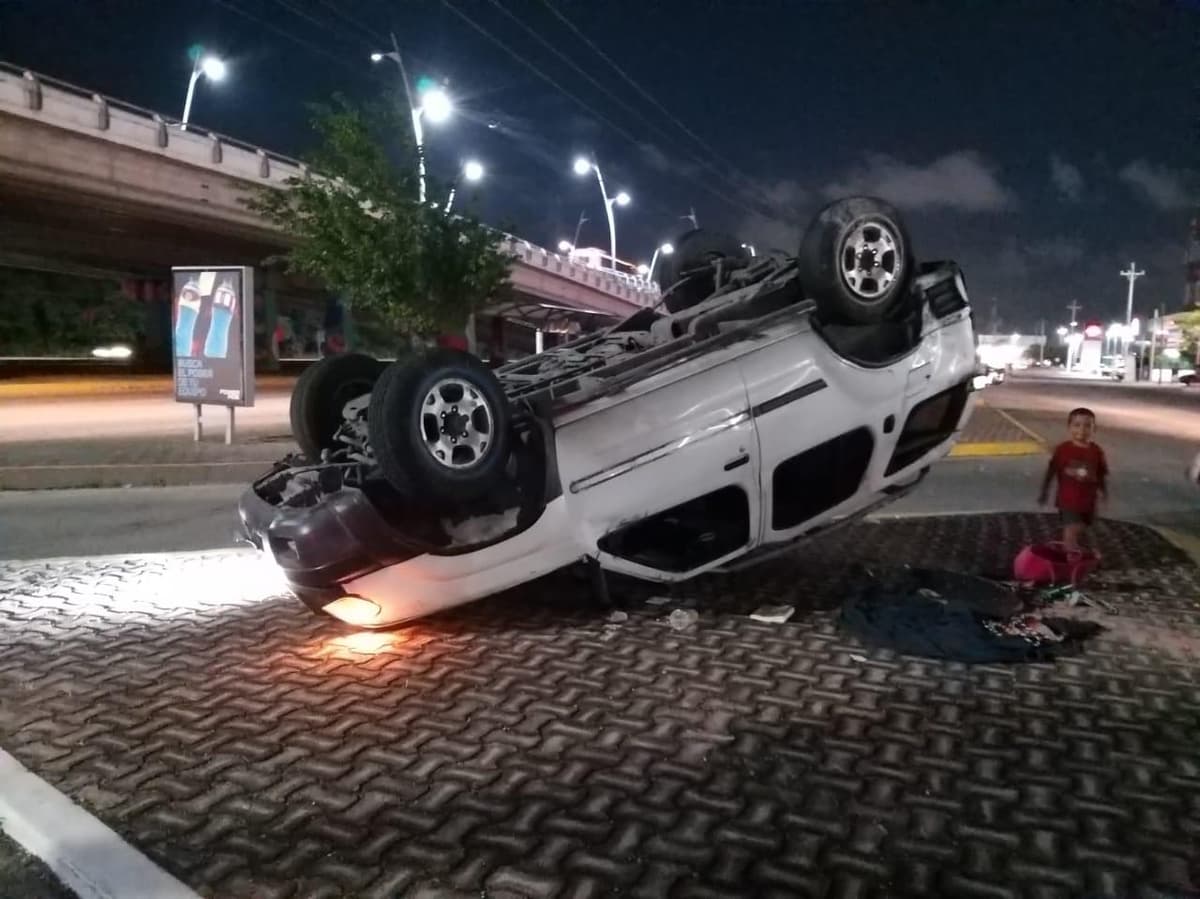 Conductor ebrio queda volcado en Playa del Carmen