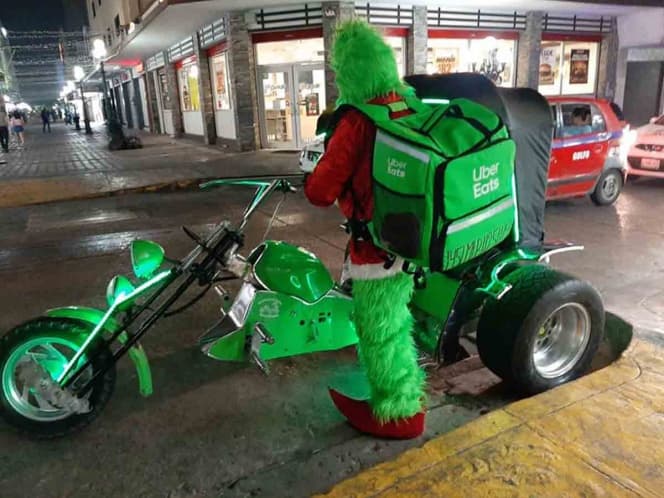 "El Grinch" es captado repartiendo comida de famosa aplicación
