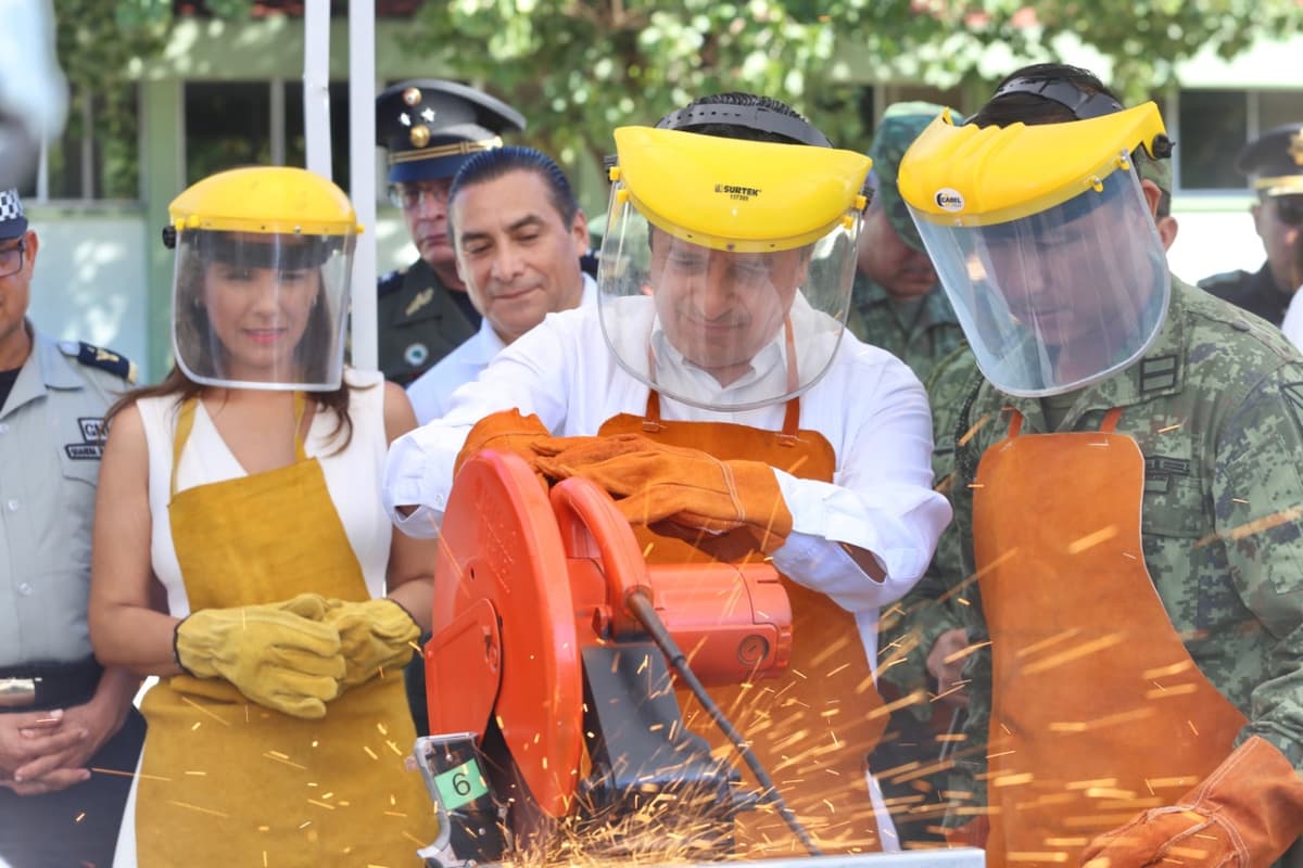 Participa Carlos Joaquín en la destrucción de armas decomisadas en Cancún