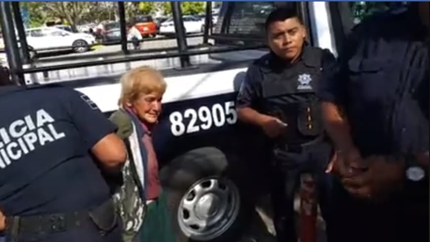 Policía de Solidaridad arresta a viejita indigente por supuesta agresión