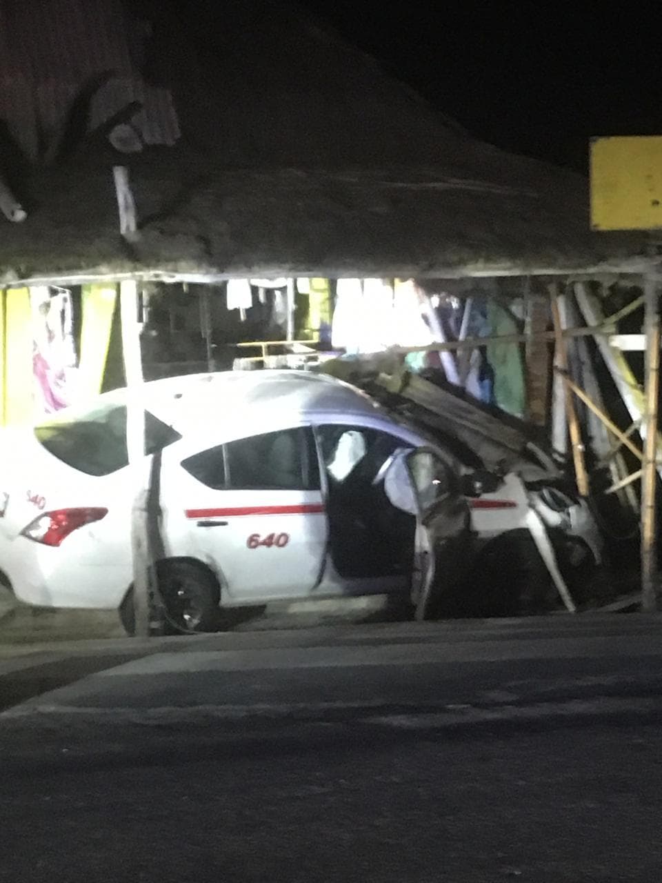 Taxista derrumba puesto de artesanía en Cozumel
