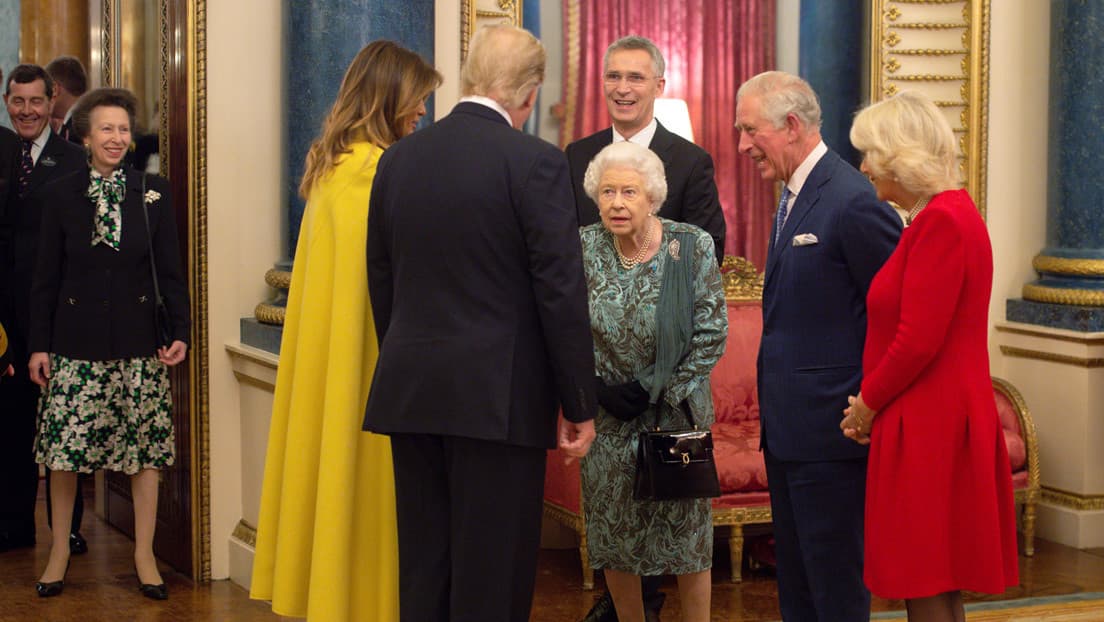 Regaña la reina Isabel II a su hija por no saludar a Trump y se hace viral