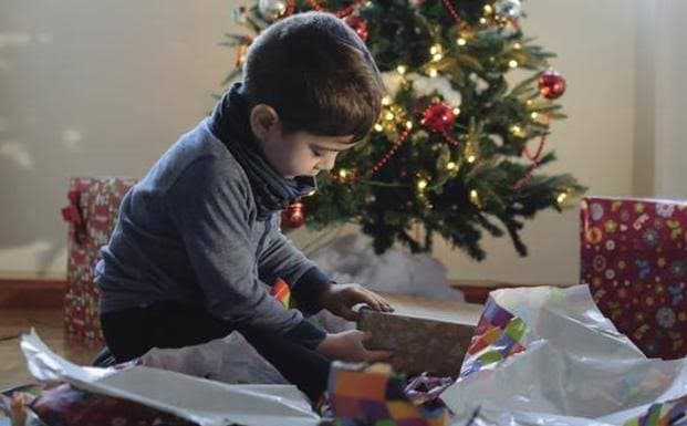 Niño descubre obsequios de navidad antes de tiempo