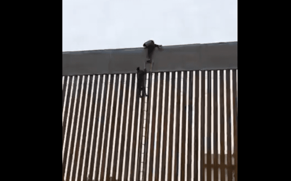 Migrantes logran pasar la frontera con ayuda de una escalera