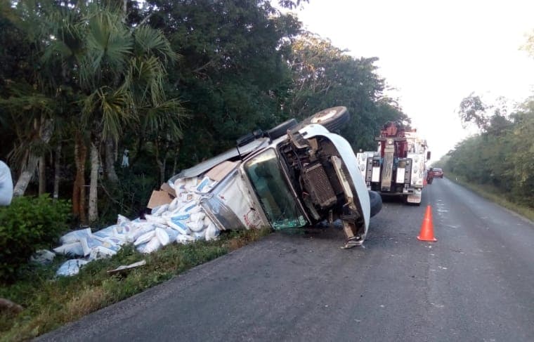 Vuelca tráiler en carretera Mérida-Cancún