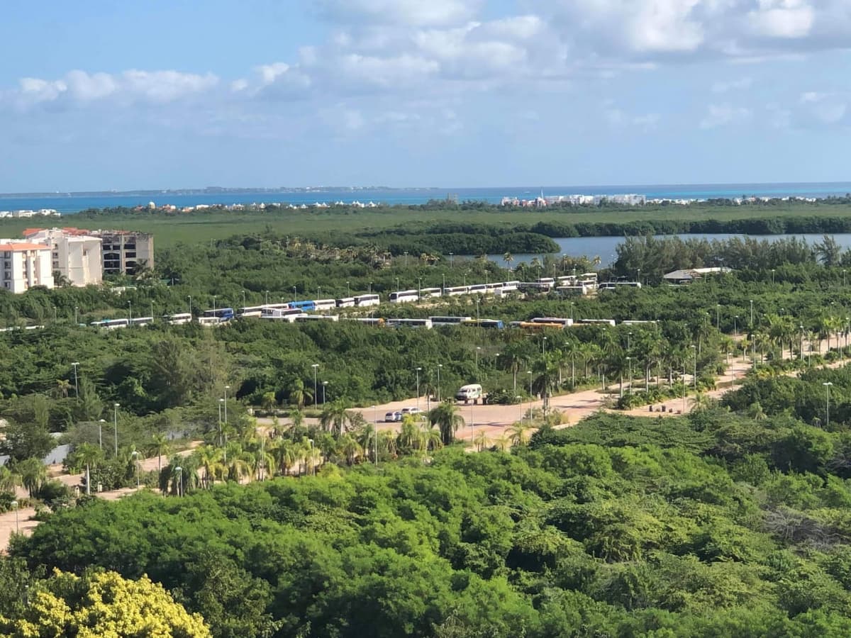 Ingresan decenas de camiones a Tajamar para asamblea política de Elba Esther Gordillo