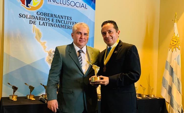 Otorgan a Carlos Joaquín el premio a "Gobernador Solidario e Incluyente 2019"