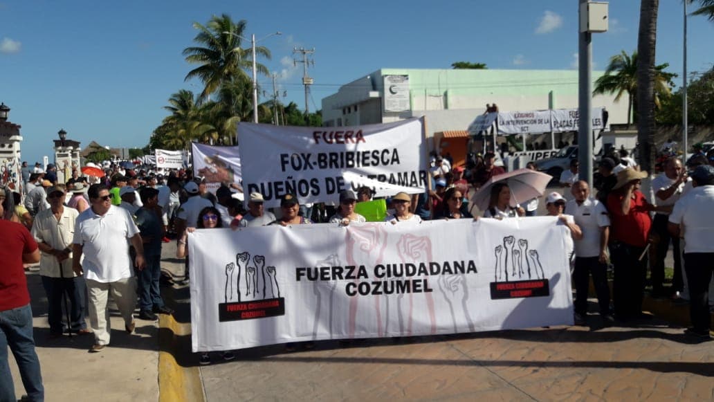Marchan cozumeleños contra alza a tarifa de ferries