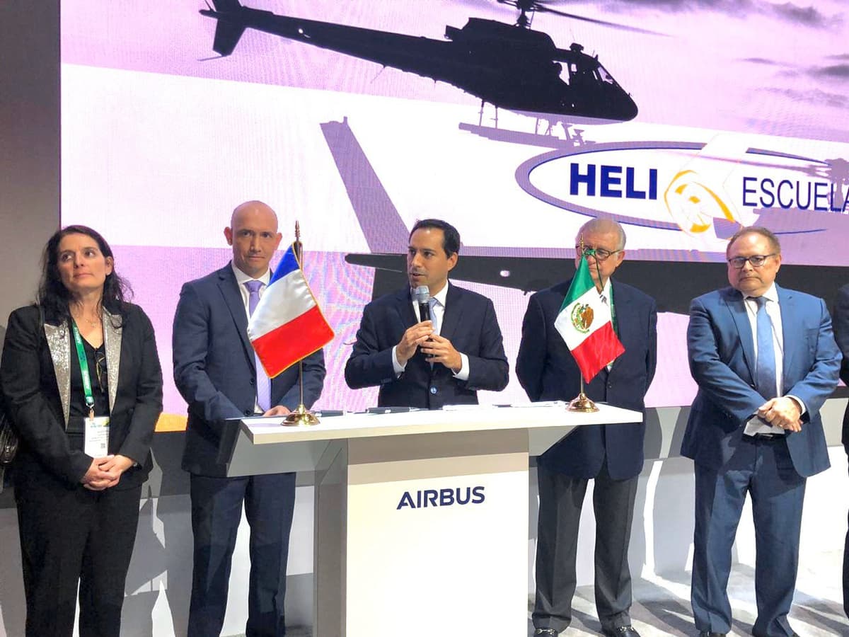 Mauricio Vila firma acuerdo para establecer una "Heli-Escuela" en Yucatán