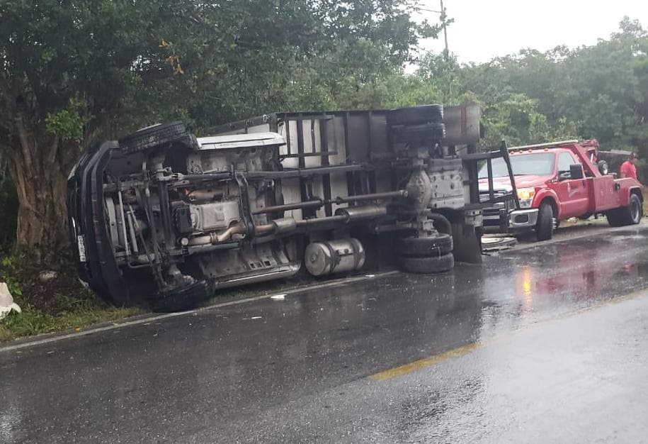Vuelca camión por la lluvia en la vía de Gas Auto
