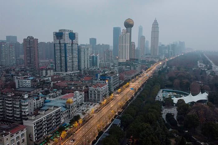 VIDEO: Así se vive la cuarentena en Wuhan, la gente grita para darse fuerza