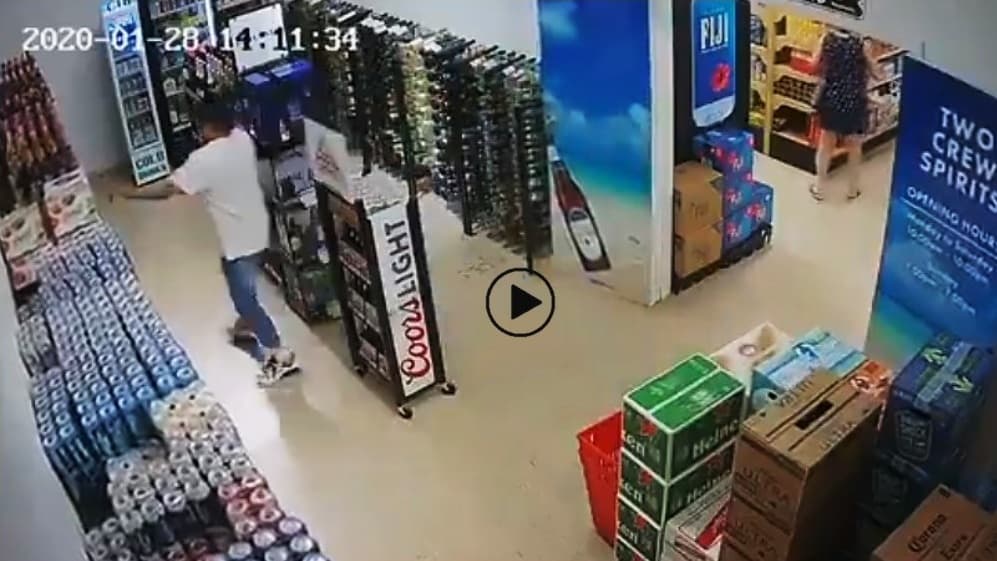 Viral: Hombre trata de salvar un estante de cervezas durante el sismo de 7.7 en el Caribe