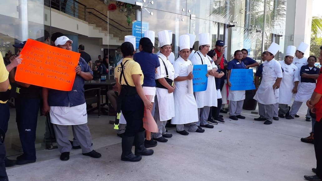 Explotan a delfines y también a trabajadores: Se van a paro en Dolphin Discovery de Cozumel