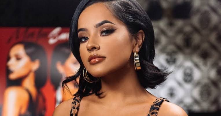 Becky G enseña de más durante concierto en vivo
