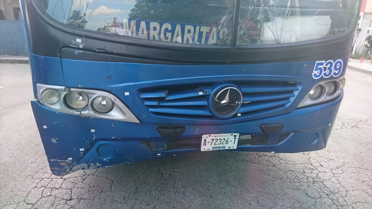 Arrolla Autocar a ciclista, que queda al borde de la muerte