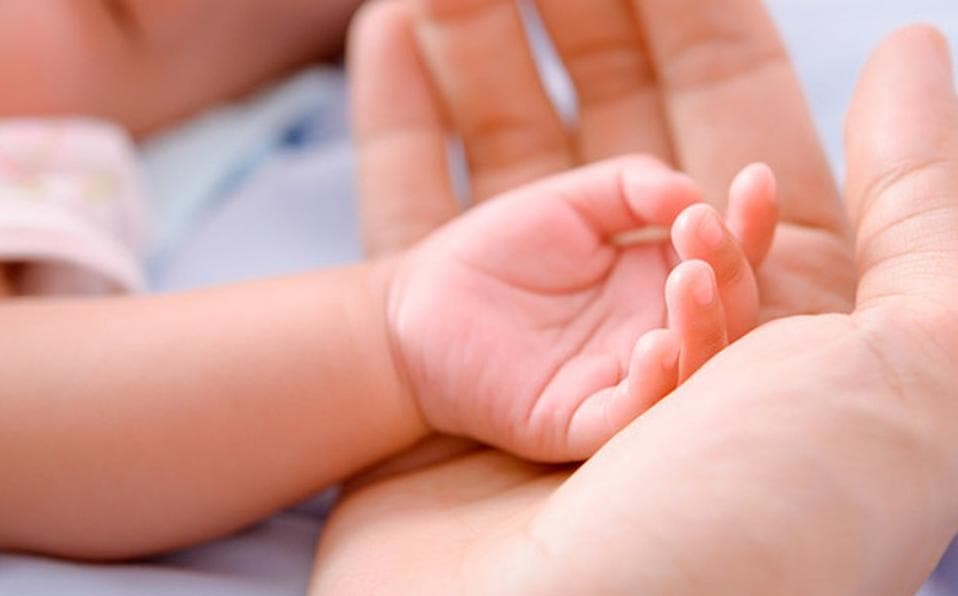 Video: Empleada mete al agua hirviendo el brazo de una bebé