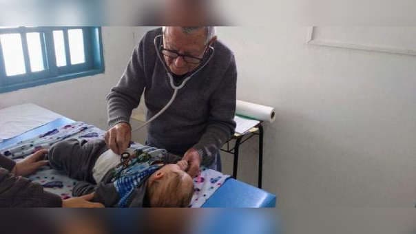 A sus 92 años médico atiende gratis a niños necesitados en Brasil