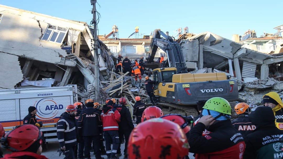 Suman 21 muertos y más de mil heridos por terremoto en Turquía