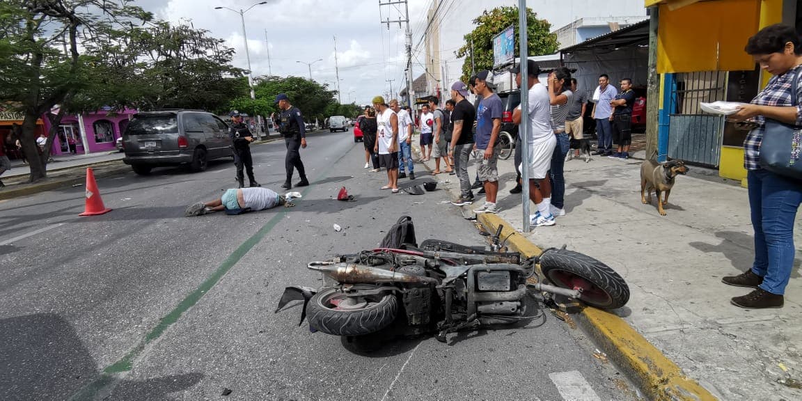 Automóvil lanza a motociclista por los aires, en Playa del Carmen
