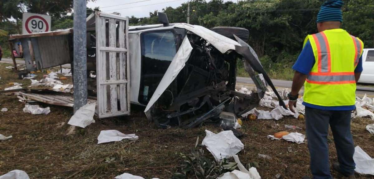 Aparatosa volcadura en carretera Cancún-Puerto Morelos