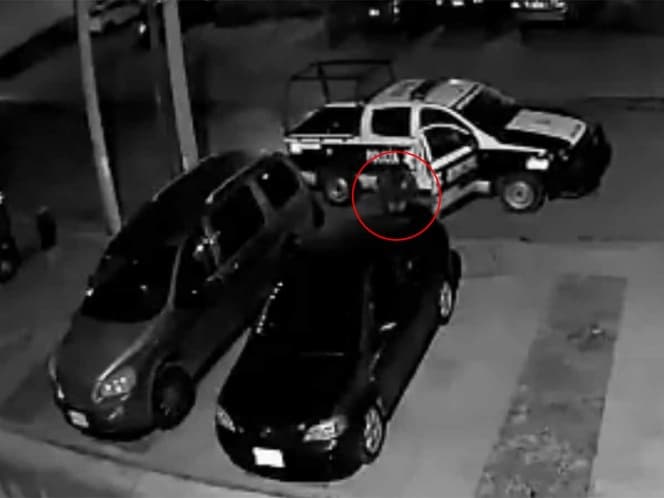 Captan policías municipales robando autopartes