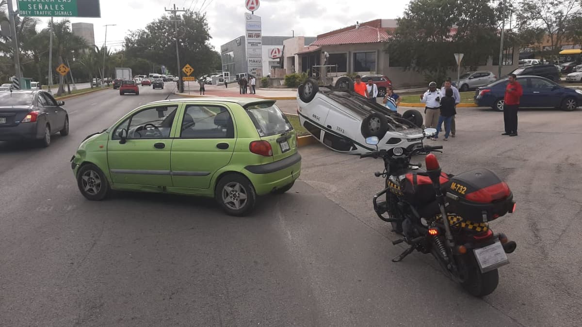 Choque deja taxi volteado y dos heridos, en Cancún