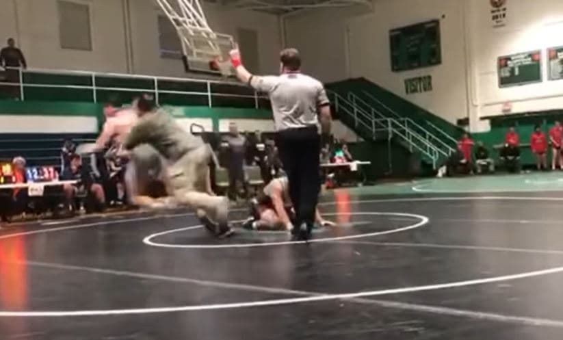 Video: Hombre es arrestado por atacar al oponente de su hijo durante combate escolar