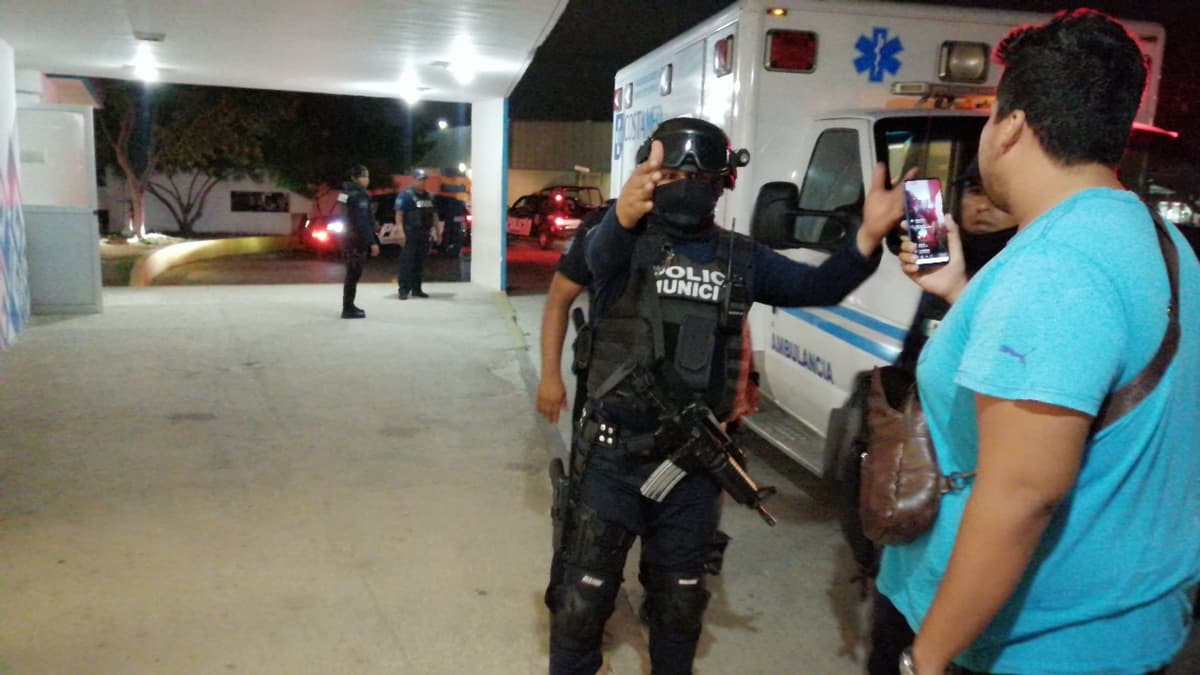 Balean a dos sujetos en motocicleta en Punta Venado