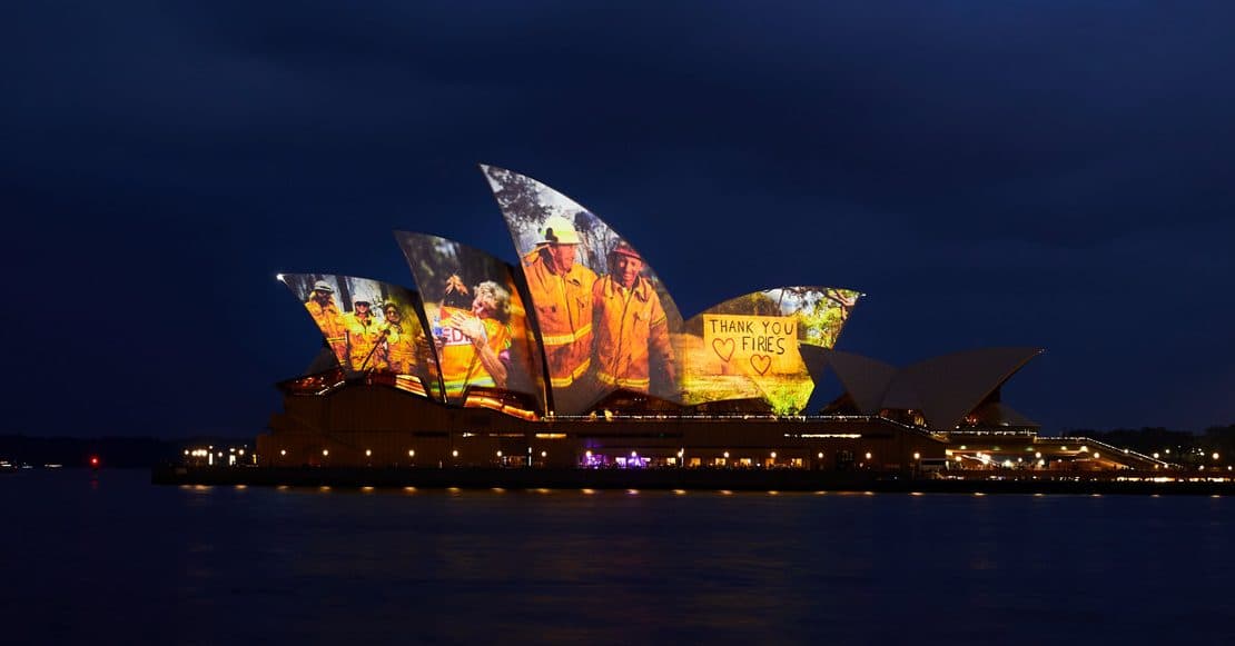 Se ilumina la Casa de la Ópera de Sidney para rendir homenaje a bomberos en Australia
