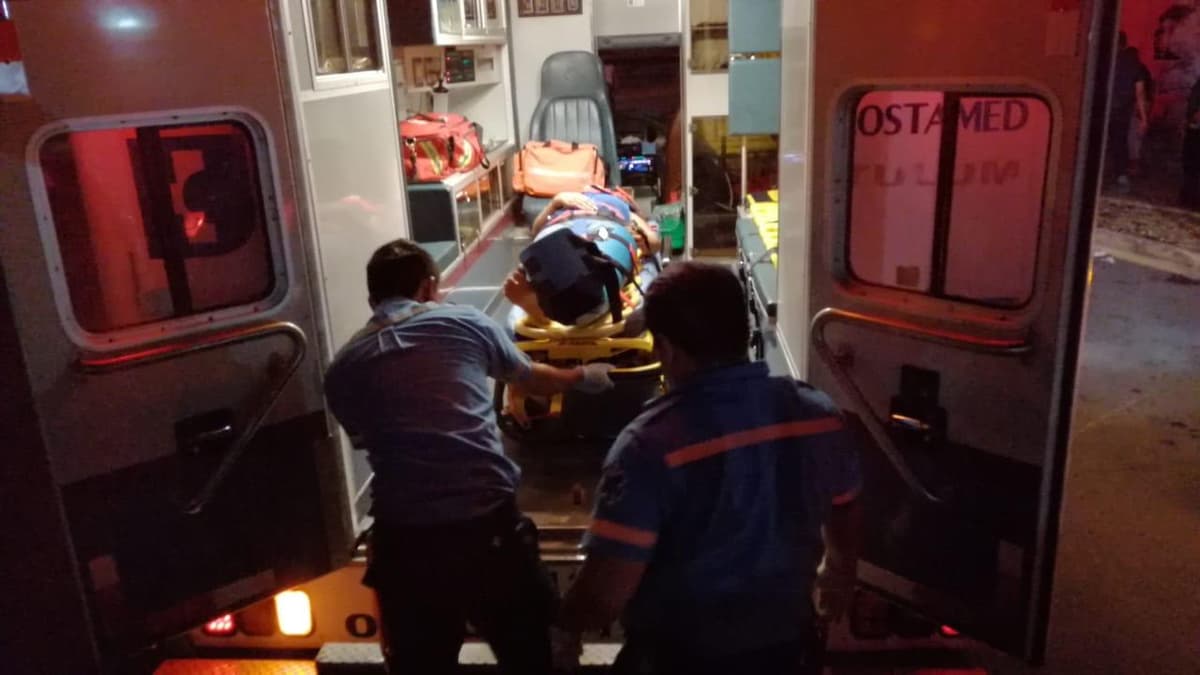 Motociclista tira a su acompañante en Villas del Sol y la deja abandonada