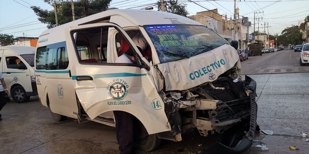 Camioneta impacta combi del transporte público en Playa del Carmen