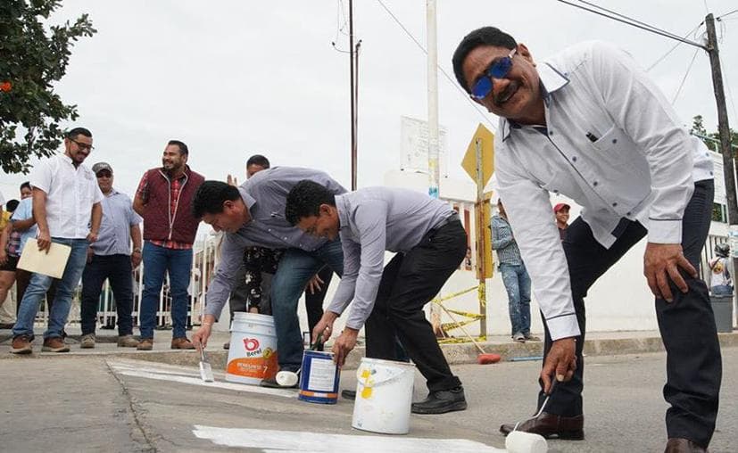 (Video) Otoniel Segovia pinta las franjas del pavimento de Chetumal... ¡pero al revés!