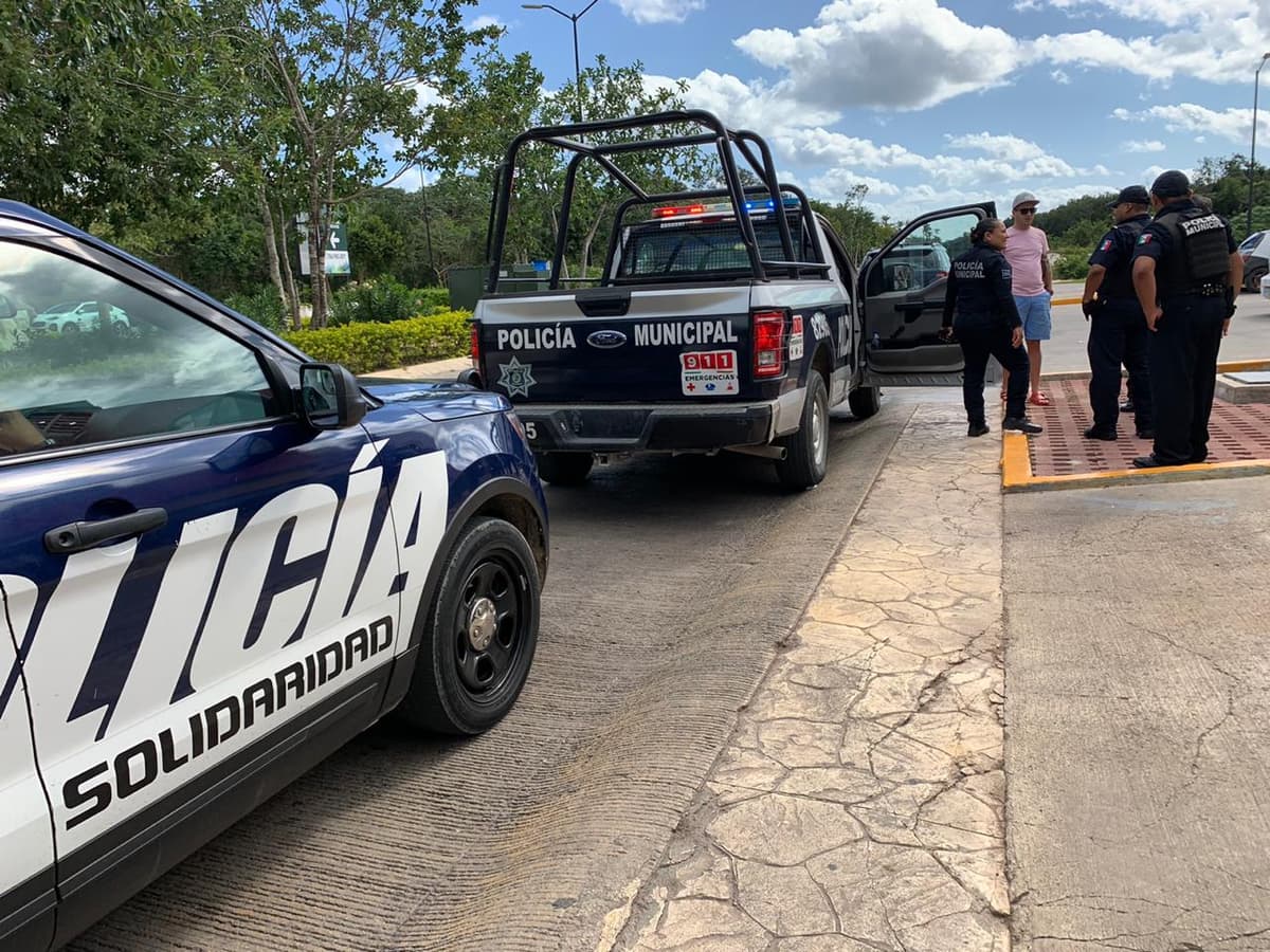 A punta de pistola roban camioneta en Playa del Carmen