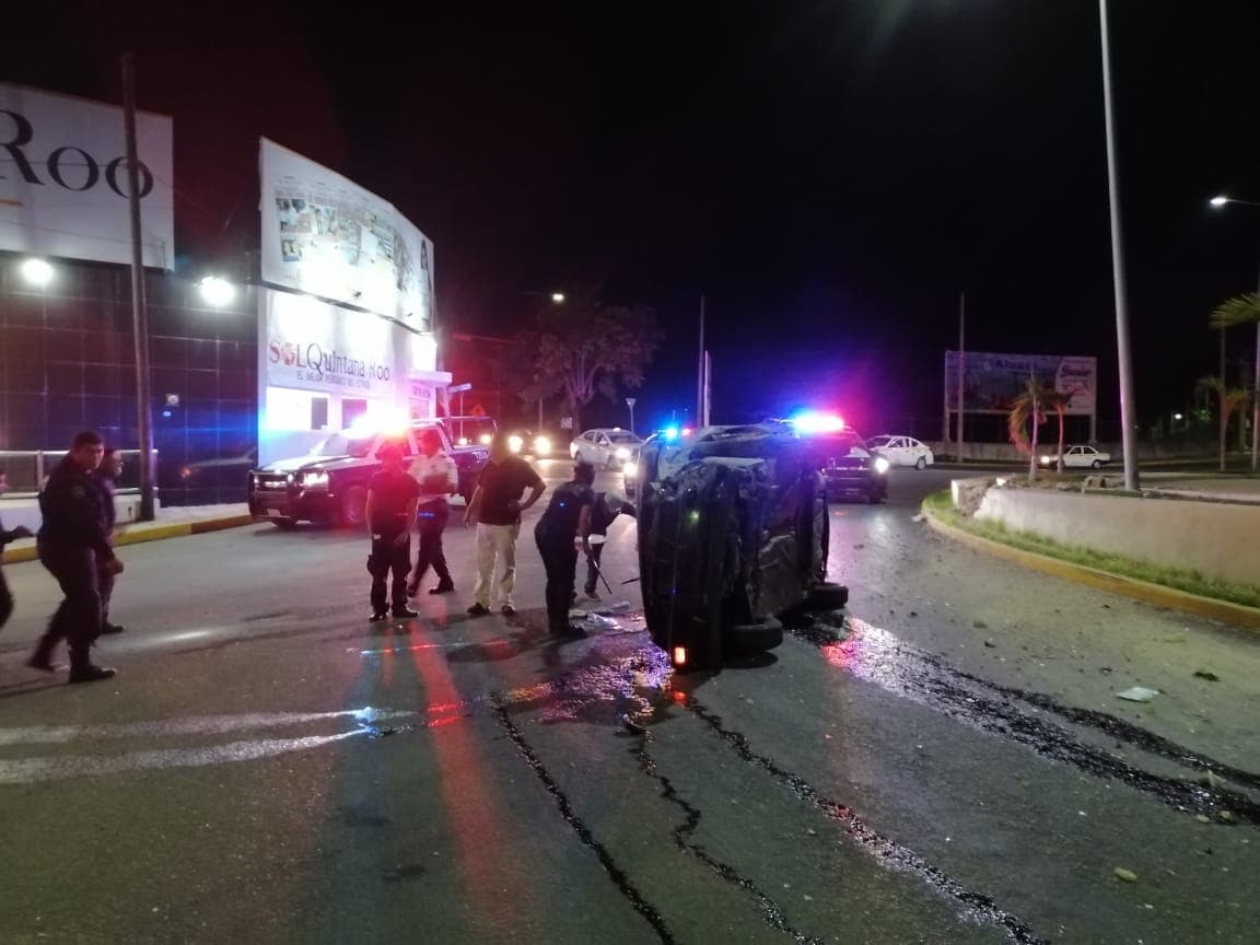 Se salva de aparatoso accidente pero no de las autoridades