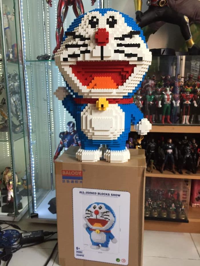 Gato estalla en celos y destruye la figura de Doraemon hecha con legos