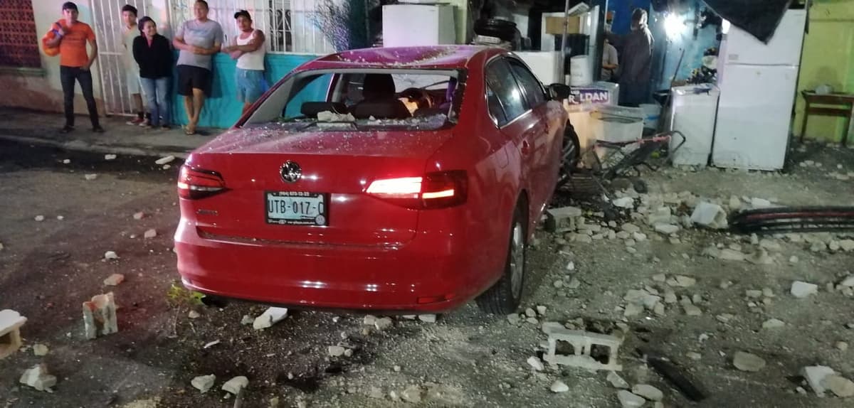 Coche se lanza con todo y destruye barda del Poliforum de Playa del Carmen